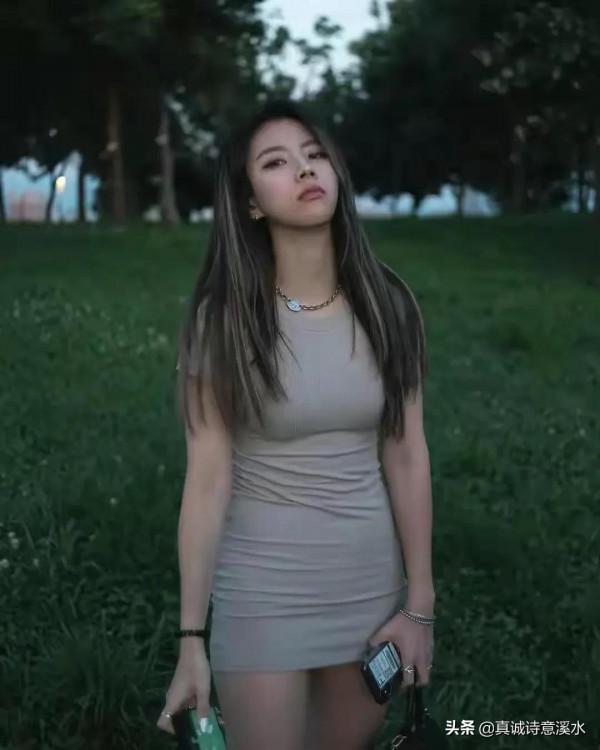 她是北京師範大學的校花,也是校園裡的超級學霸 她是北京師範大學的校花,也是校園裡的超級學霸