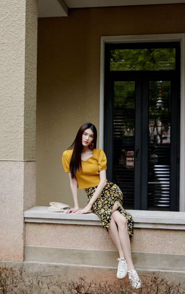 何穗戀愛後美出新高，雪膚嫩肌秀蛇腰，這任誰看了能不心動