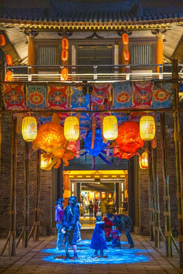 襄陽唐城能替代西安的大唐不夜城？夜遊唐城，遊客：不用去西安了