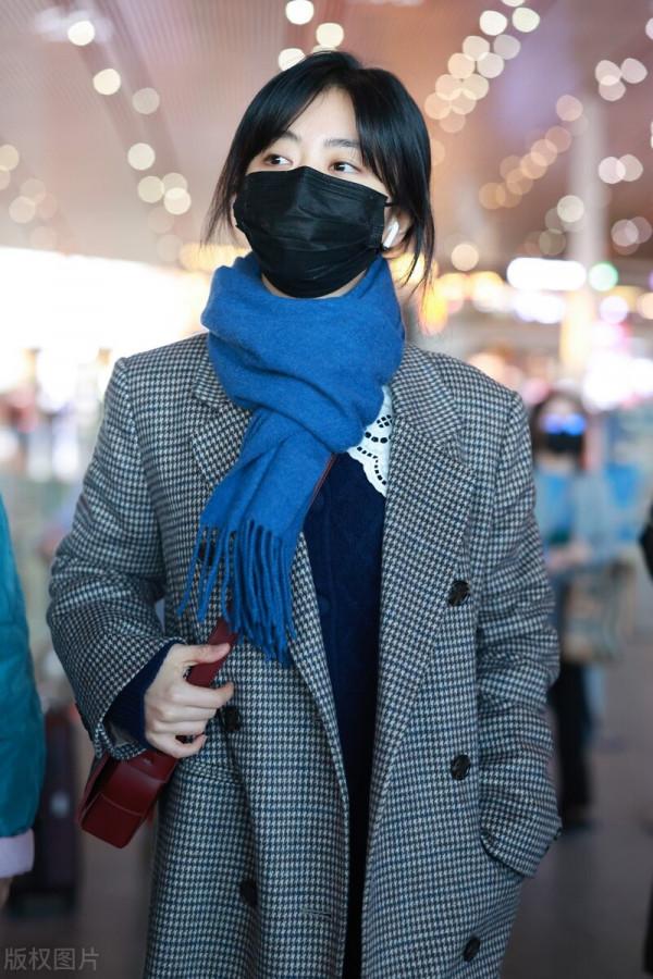 譚松韻穿格紋大衣搭配牛仔褲，系藍色圍巾，腳踩樂福鞋輕鬆隨性