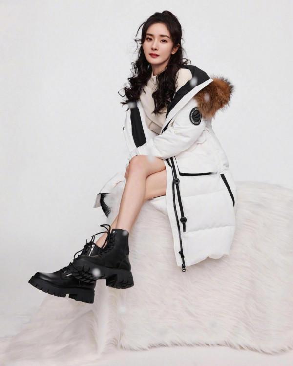 楊冪羽絨服拍照姿勢教學,能把帶毛毛的羽絨服穿得那麼好看時尚 楊冪羽絨服拍照姿勢教學,能把帶毛毛的羽絨服穿得那麼好看時尚