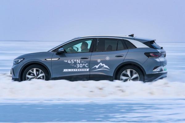 零下30度在冰湖上開電動車漂移是什麼感覺？