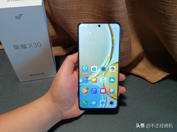 續航突出，效能均衡的千元手機。榮耀X30使用者定位很精準
