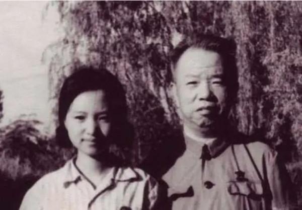 王樹聲愛上楊炬，找了三個媒人被兩位老總催婚，送她唯一一首詩