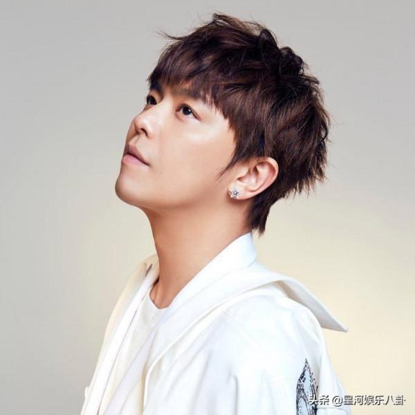 38歲歌手浴室摔倒致骨裂！走路呼吸都會抽痛，需靠止痛藥止痛