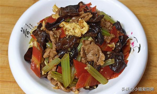 家常小炒菜:“芹菜木耳雞蛋炒肉”,鮮香味美,特別開胃下飯 家常小炒菜:“芹菜木耳雞蛋炒肉”,鮮香味美,特別開胃下飯