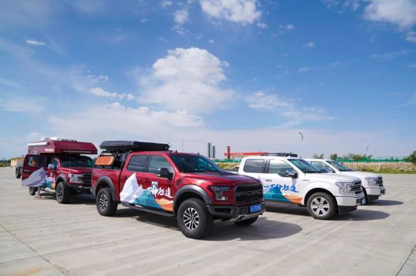 這臺福特F150LTD工具車把兩個人的旅行安排得妥妥當當