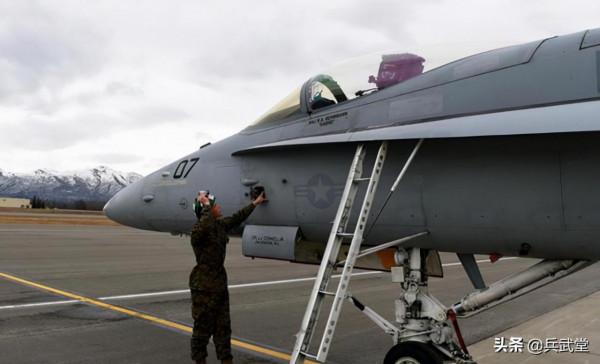 殲20飛行員如何下機？殲20無內建登機梯，手扶衍射屏用地勤梯子