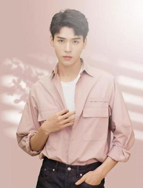 誰說粉色太“娘”？這13位粉衣造型又酷又颯，比女生還有氣質