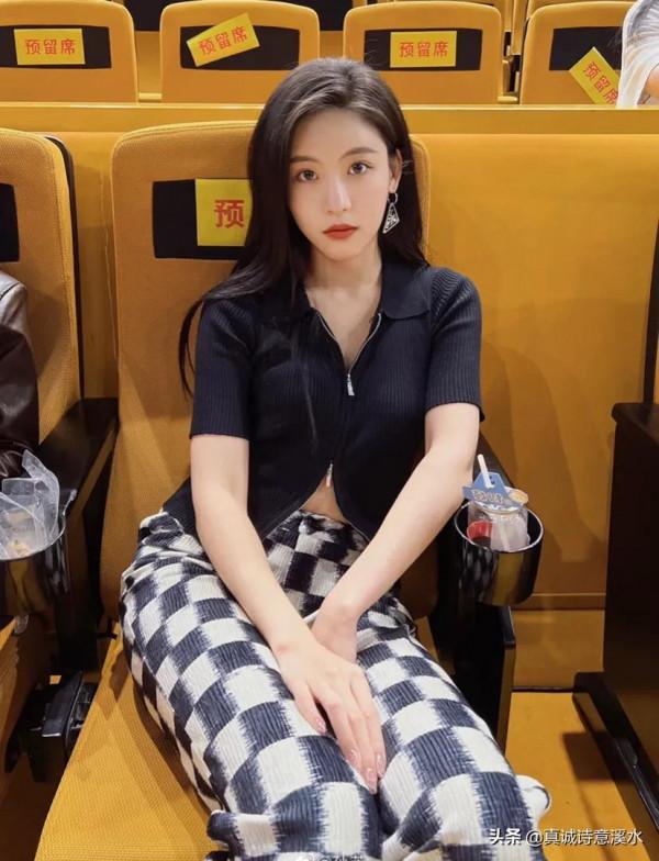 她是四川師範大學的校花,也是校園裡的超級學霸 她是四川師範大學的校花,也是校園裡的超級學霸