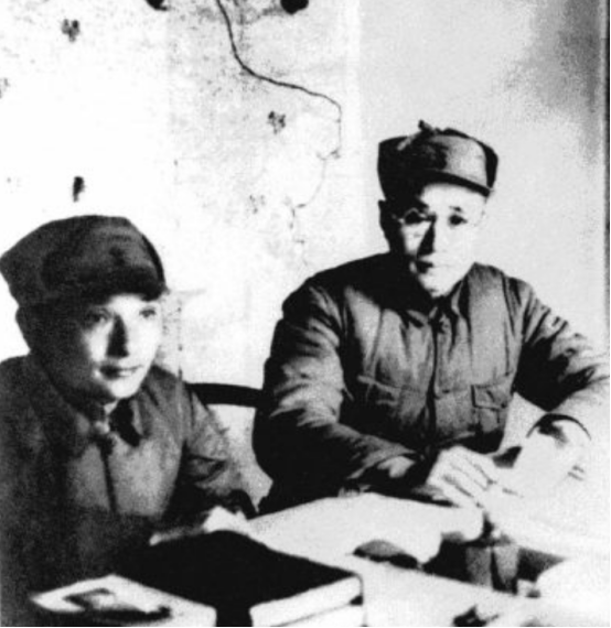 鄧小平在劉伯承遺體告別儀式上三鞠躬，由於相知甚深，至為悲痛