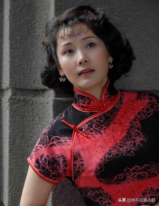 何賽飛的髮型讓我明白了：中年女人放棄黑長直選這些髮型更洋氣