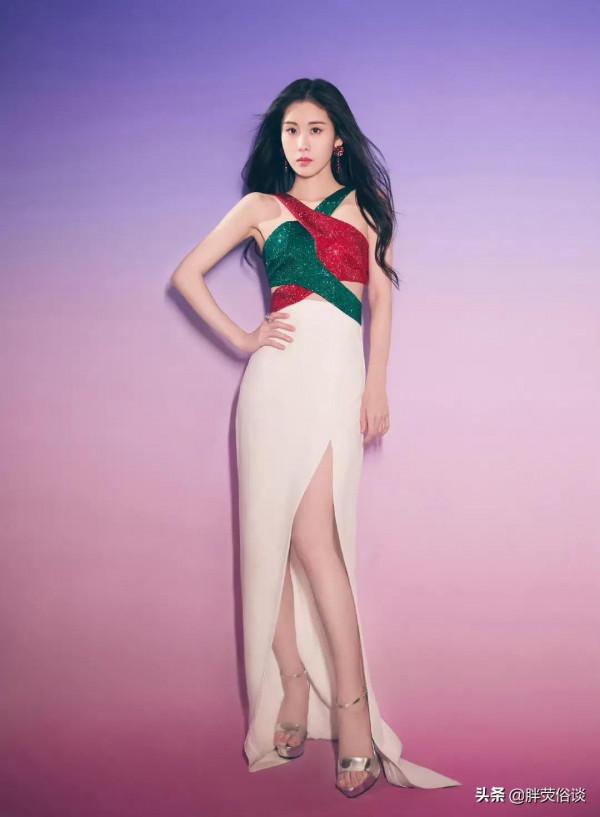 張碧晨一身現代裝很大氣，就是眼光不太好喜歡上了華晨宇