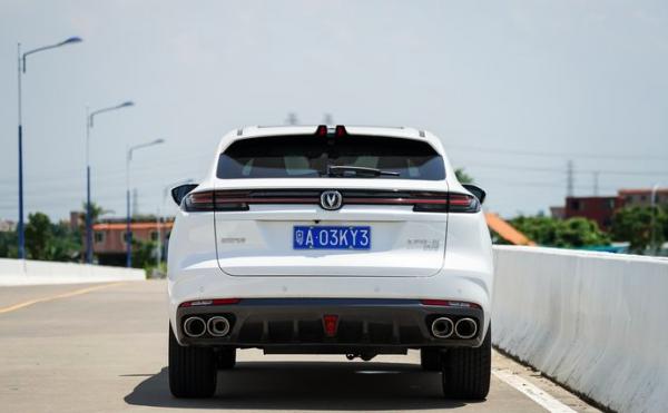 搭載2.0T+愛信8AT！軸距2890mm，實拍體驗長安UNI-K