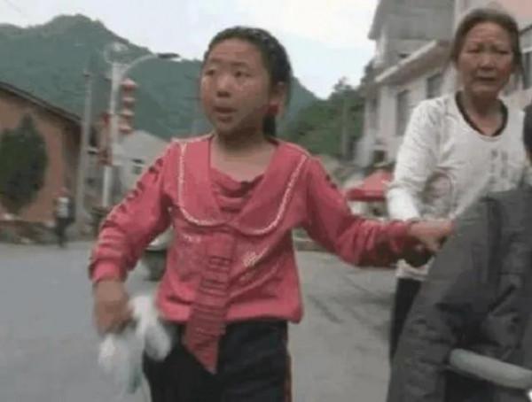 農村女孩上《變形記》染上公主病，回村後不適應，哭著要找富爸爸