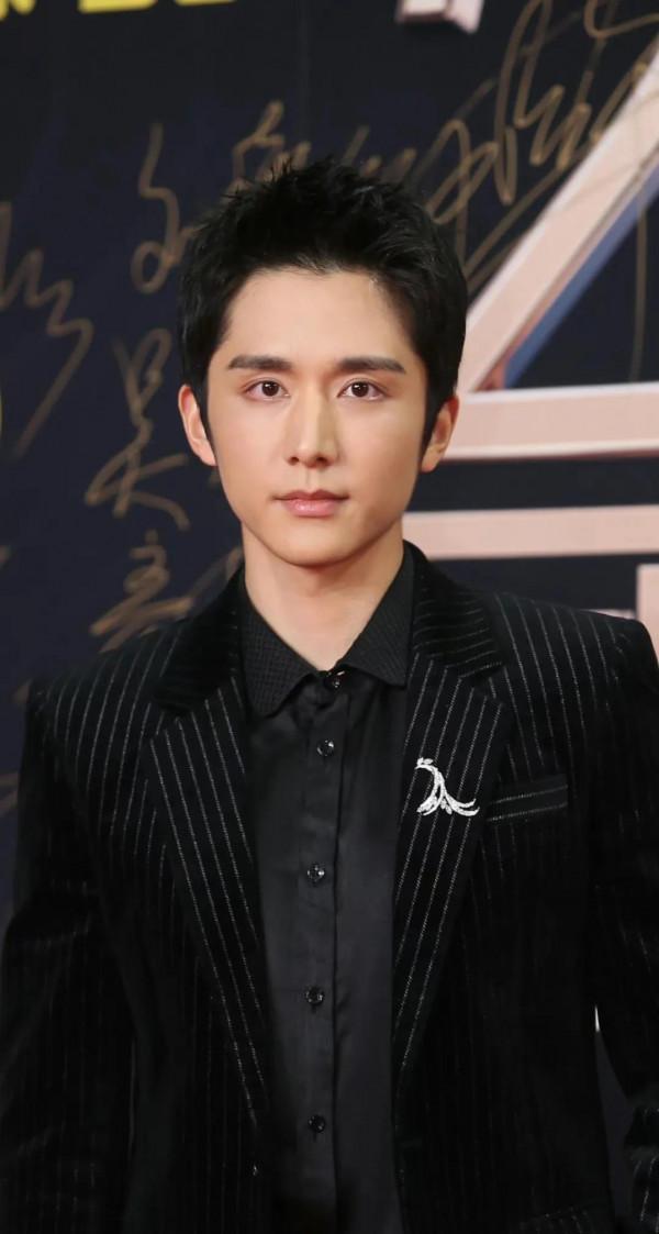 男明星生圖比拼！黃曉明陳坤氣質拉滿，吳京還是那套熟悉的西裝