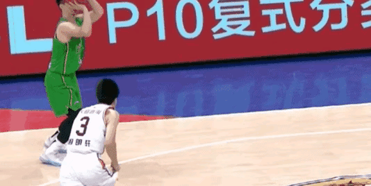 威姆斯肘擊韓德君臉部造衝突,胡明軒墊腳被罰出場,杜峰罕見安撫 威姆斯肘擊韓德君臉部造衝突,胡明軒墊腳被罰出場,杜峰罕見安撫