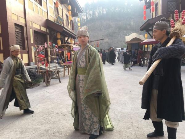 20萬橫店群演現狀：美女扎堆光棍遍地，90%高中沒念完