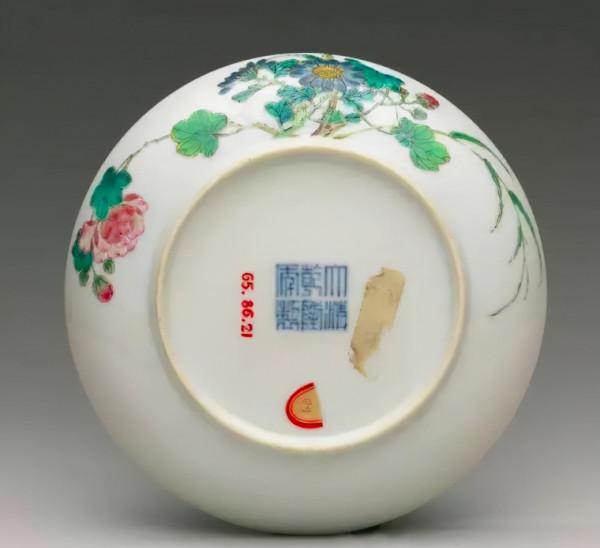 清乾隆粉彩過枝芙蓉花蜻蜓紋盤