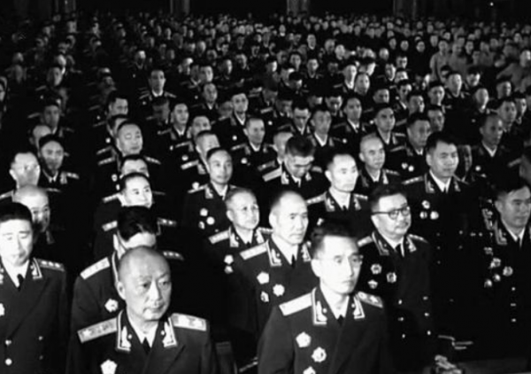 授勳結束，臺下還有一個人，周總理忙上前詢問，答：沒念我的名字