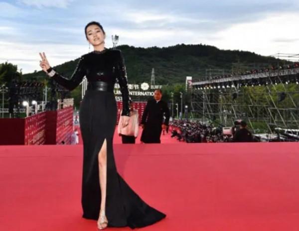 北影節紅毯造型：鞏俐霸氣，佟麗婭美豔如天鵝，baby紅裙最搶鏡