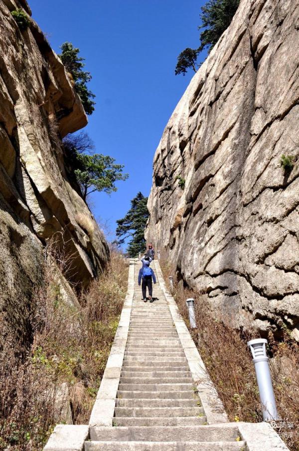 乘坐西峰索道上華山