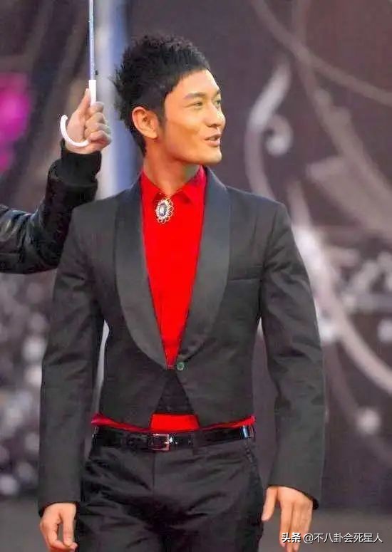 男星紅毯上的4種油膩風，鄧倫中招兩項，滿面油光成男神“殺手”