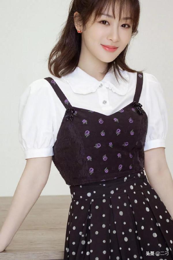 楊紫活動造型 黑白經典搭配烘托少女的俏皮靈動