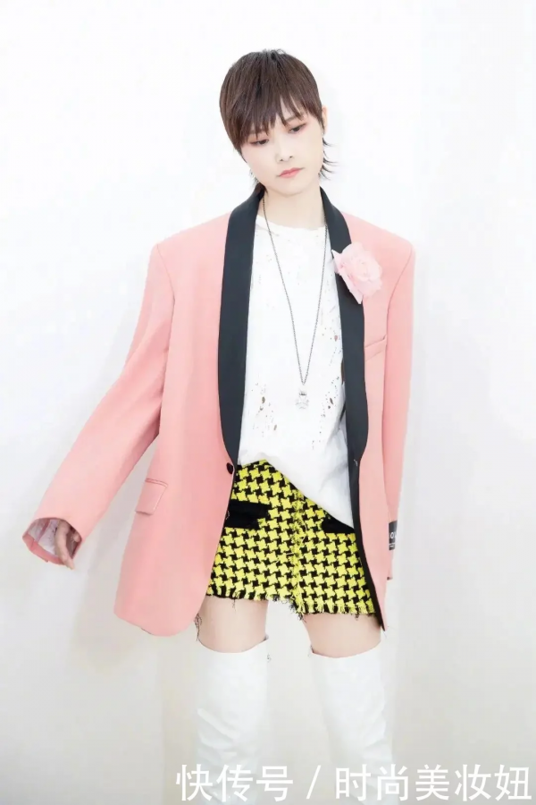 劉敏濤真沒把自己當大嬸,穿粉色衛衣配百褶裙,像小姑娘一樣 劉敏濤真沒把自己當大嬸,穿粉色衛衣配百褶裙,像小姑娘一樣