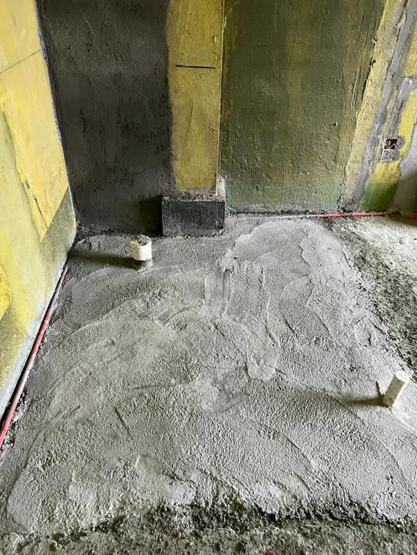 樓上鄰居家的衛生間管道照片