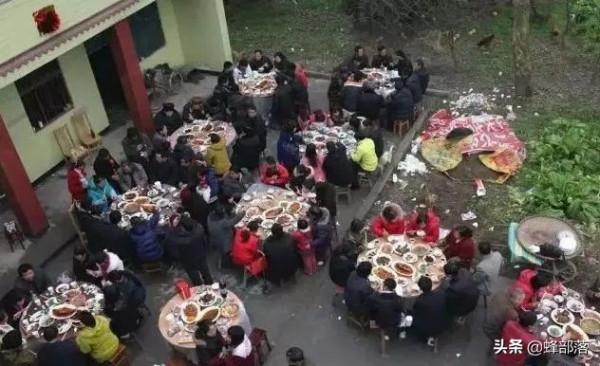 農村兩老人先後去世,輩分一大一小,黃泉路上該“禮讓”嗎? 農村兩老人先後去世,輩分一大一小,黃泉路上該“禮讓”嗎?