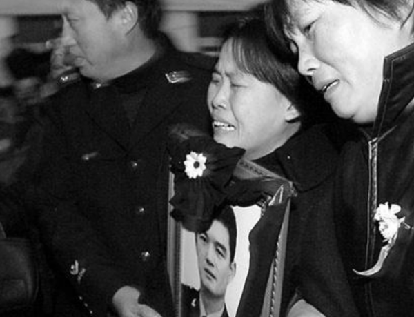 14年前,28歲中國軍人為救跳江女子犧牲,妻女如今過得怎樣? 14年前,28歲中國軍人為救跳江女子犧牲,妻女如今過得怎樣?