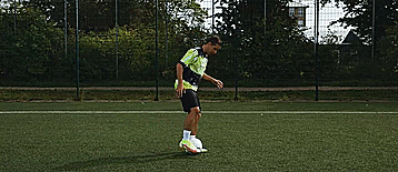 花式足球技巧之提拉身後起球