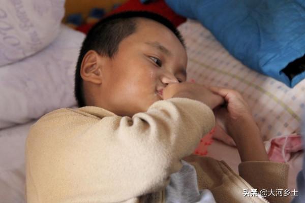 男孩患病，媽媽為此離婚，爸爸離家出走，59歲的奶奶無奈挑起重擔