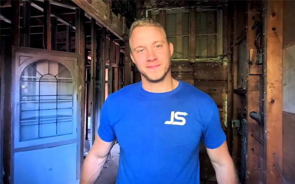 小兩口低價買下538㎡廢棄別墅，空間雖大卻殘破不堪，網友：值了