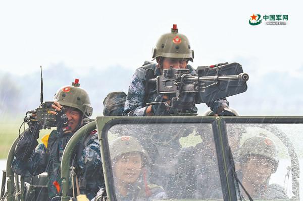 空降兵某旅開展空降奪控要點實兵演練:飛越千里 垂直打擊 空降兵某旅開展空降奪控要點實兵演練:飛越千里 垂直打擊