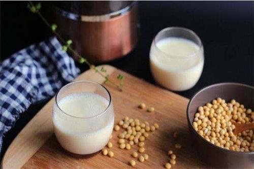 喝豆漿好處多，特別是女生，但友情提醒：6類人群喝豆漿要注意