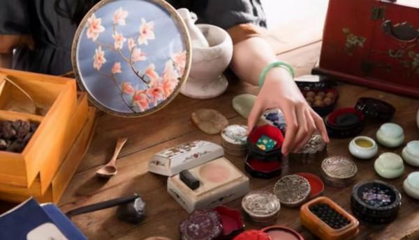 在沒有化妝品和P圖的年代,古代女子都是用什麼化妝的? 在沒有化妝品和P圖的年代,古代女子都是用什麼化妝的?