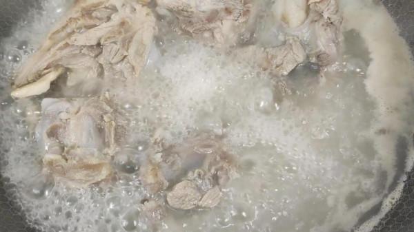 燉大骨頭湯，牢記3放3不放的訣竅，湯色奶白像牛奶，味美甘甜好喝