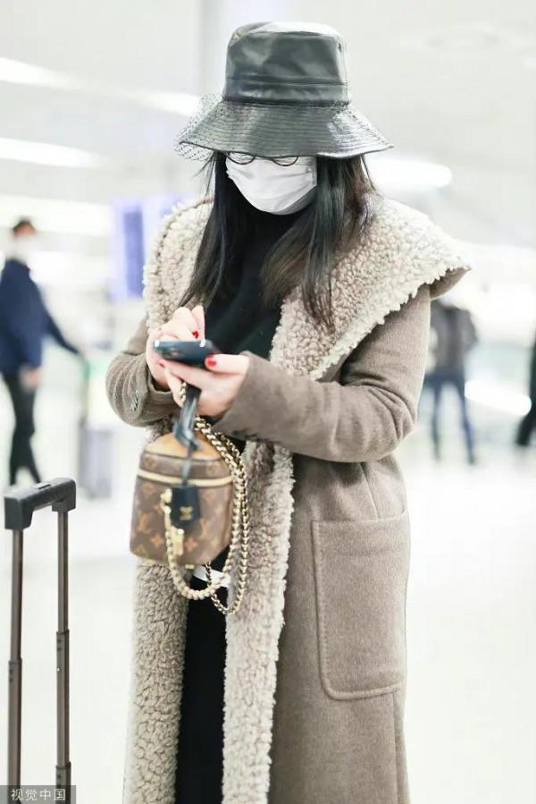 李湘私服，身穿超長翻領毛絨大衣，貴氣依舊