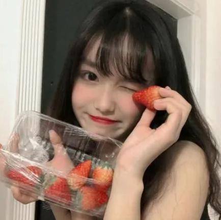 經常熬夜“玩手機”的女生，這3種水果敞開吃，護眼美容兩不誤