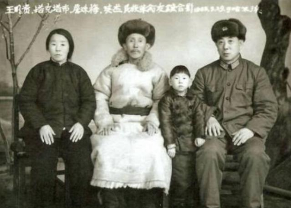 金日成檢閱儀仗隊，被開國少將摟脖子，周恩來批評：他已不是營長