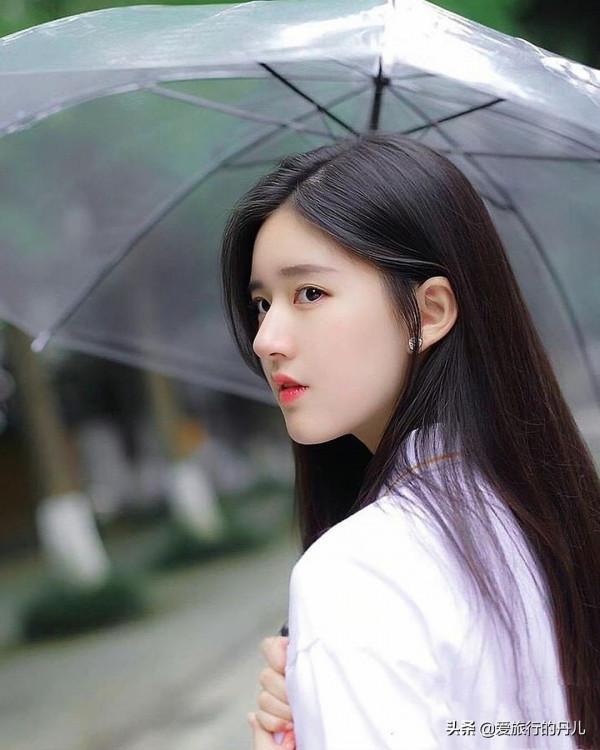 趙露思真有少女感!身穿白色POLO衫搭配黑色半身裙,學院風滿滿 趙露思真有少女感!身穿白色POLO衫搭配黑色半身裙,學院風滿滿