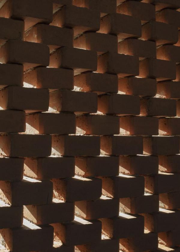手工壓制磚與木材構築而成的自宅 &sol; Equipo de Arquitectura