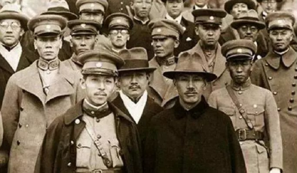 1938年，在活捉過蔣介石的劉桂五追悼會上，老蔣送輓聯：思猛士