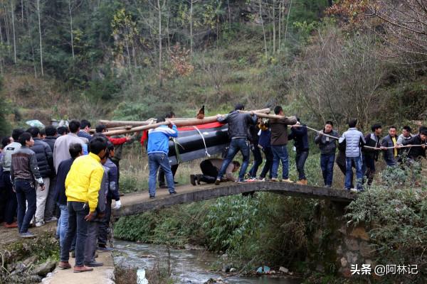 農村“抬棺隊”應運而生,農村人表示反對,你怎麼看? 農村“抬棺隊”應運而生,農村人表示反對,你怎麼看?