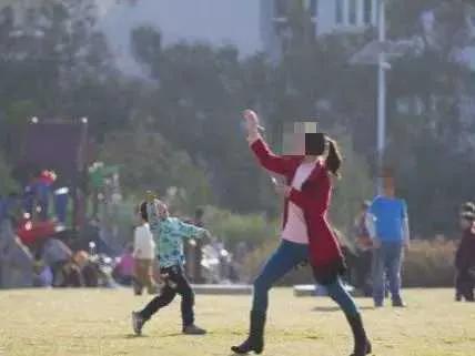 兒子意外走丟,多年後母親公園遛狗,小狗居然認出了走丟的兒子 兒子意外走丟,多年後母親公園遛狗,小狗居然認出了走丟的兒子