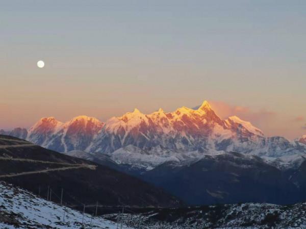 她被評為&OpenCurlyDoubleQuote;中國十大最美山峰&rdquo;，且高居榜首