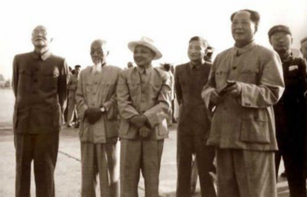 外媒問鄧小平：天安門的毛主席畫像還要掛多久？他的回答讓人動容