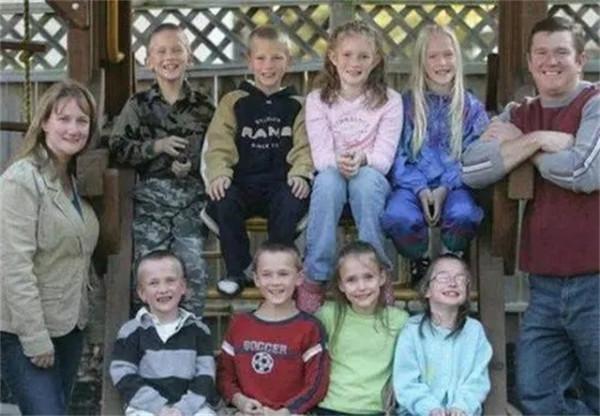 24年前，轟動世界的全球首例七胞胎，現已長大成人，離開獲贈別墅